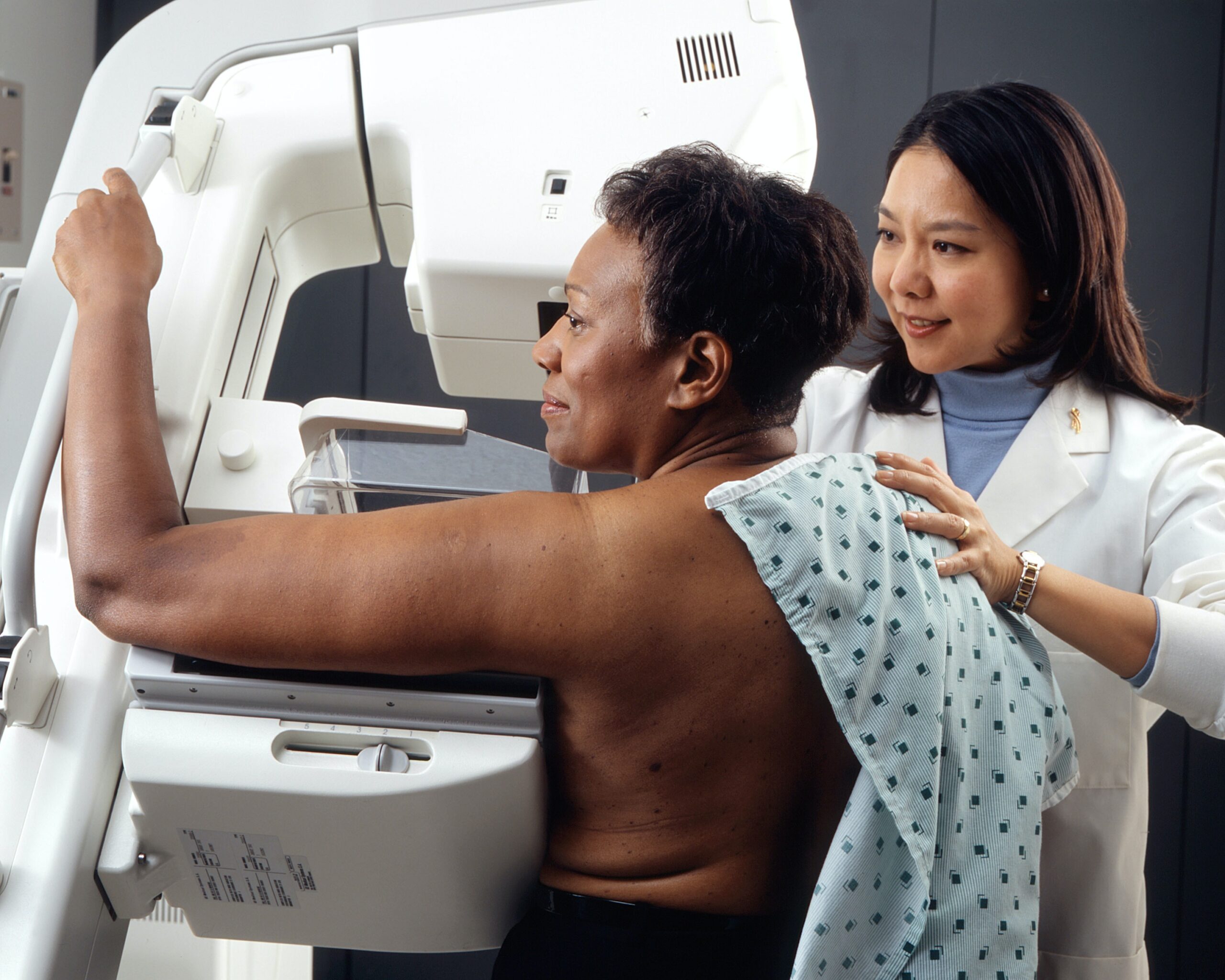 femme faisant une mamographie